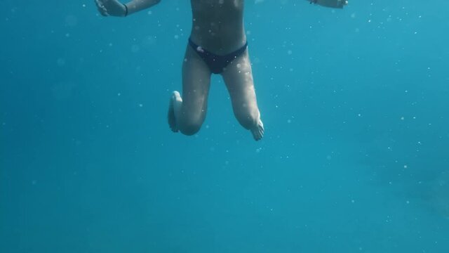 Gambe giovane ragazza sott'acqua