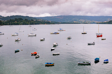 Obraz premium Panoramic view with sailor boats near a small village