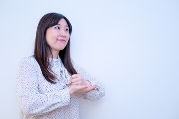 納得するアジア人女性