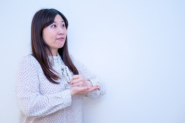 納得するアジア人女性
