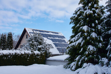 	
Solarmodule mit Schnee bedeckt im Winter	
