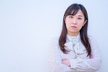 不機嫌な顔をする嫌味な女