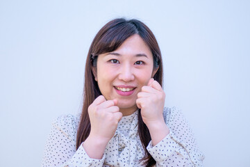 Fototapeta premium 画面に向かって応援する女性