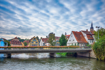 Obraz premium Stadtansicht mit Bischofsmühlbrücke in Bamberg, Bayern, Oberfranken