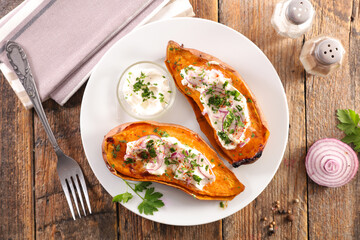 baked sweet potato with cream and spices