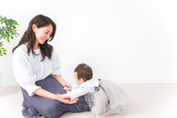 Obraz premium お母さんと家で遊ぶ赤ちゃん