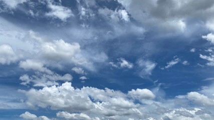 Obraz premium 夏の綺麗な青空と雲の風景