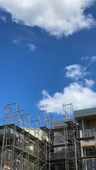 Fototapeta premium 定期的にメンテナンスしている住宅の様子と夏の青空の風景