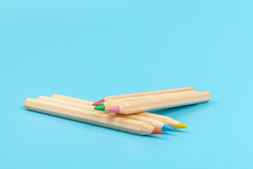 Obraz premium Wooden colorful ordinary pencils isolated on blue background