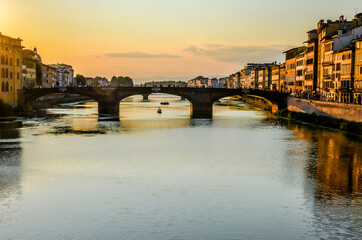 Obraz premium Sunset in Florence over the Arno river bridge, Tuscany, Italy
