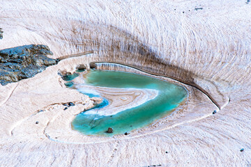 Fototapeta Laquet en forme de coeur sur le glacier de la Brèche à Gavarnie obraz