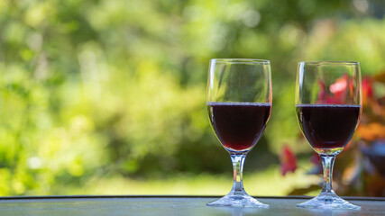 日本の庭に置かれた赤ワイン。