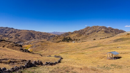 Fototapeta na wymiar landscape of the mountains of Peru on a sunny day in autumn, the place has a Quechua name 