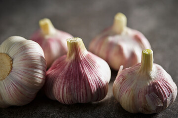 Obraz premium Washed garlic on dark background