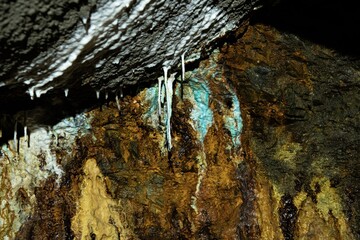 Farbige Absonderungen von Kupfervitriol und Stalaktiten in einem stillgelegten Bergwerk  bei...