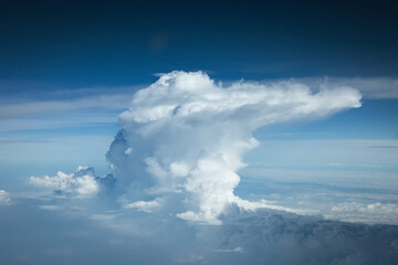 Gewitterwolken aufgenommen aus dem Flugzeug