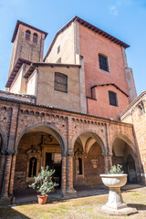 Fototapeta na wymiar The beautiful cloister of the Church of Santo Stefano in Bologna