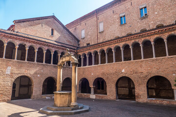 Fototapeta na wymiar The beautiful cloister of the Church of Santo Stefano in Bologna