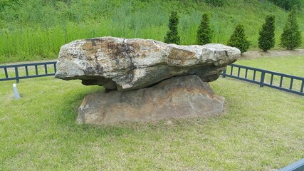 고대의 무덤 고인돌