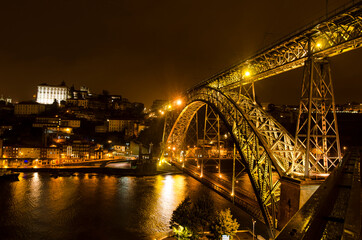 Obraz premium Eiffel bridge in Porto city with night illumination
