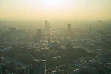 Hazy Tokyo skyline with smog and air pollution 　霞のかかった東京都心の高層ビル群...
