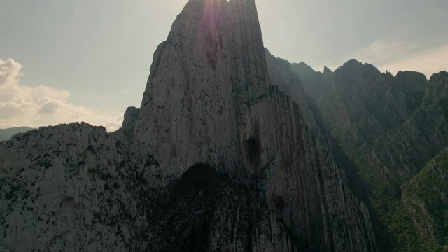 Imponente vista a&eacute;rea de una monta&ntilde;a rocosa en la Huasteca mexicana 