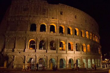 Fototapeta na wymiar Coliseo romano a las luces de la noche
