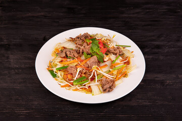  bean sprouts with beef pieces with rice noodles and greens