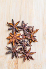 Star anise star anise on a wooden board. Flatlay foto