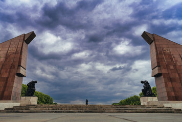 Sowjetisches Ehrenmal im Berliner Treptower Park mit Triumphbogen 