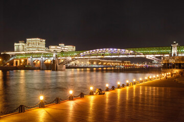 Fototapeta premium Evening view of the Bogdan Khmelnitsky Bridge from the Moscow embankment
