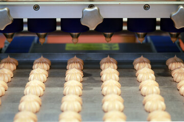 pastelería fabricando pasteles con crema pastelera