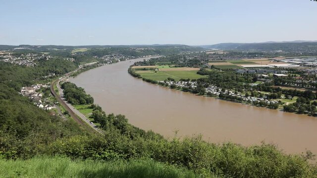 Blick vom Hochplateau der Erpeler Ley auf Linz, Remagen und das Westportal der Ludendorff-Br&uuml;cke in Remagen am Rhein bei Hochwasser.
