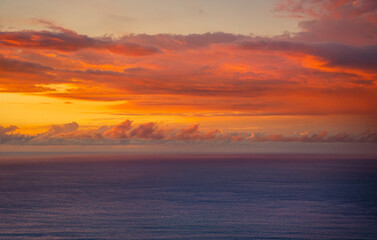 Fototapeta na wymiar Sunset over the ocean in Hawaii