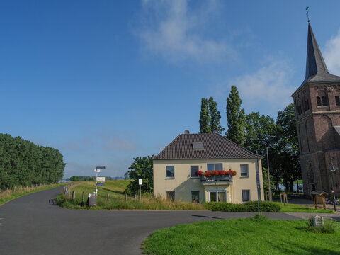 Hochwasser am Rhein bei Bislich