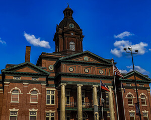 Newnan Georgia historic city courthouse with a blue sky background - obrazy, fototapety, plakaty