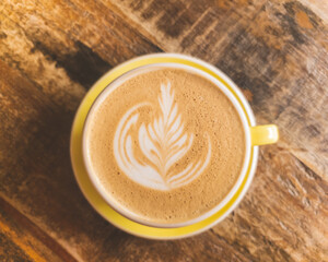 CAFÉ LATTE CON DISEÑO EN TAZA AMARILLA 