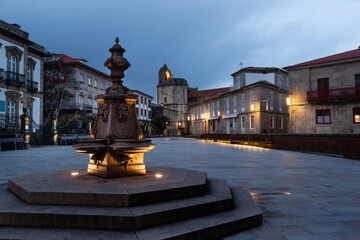 Plaza Alonso de Fonseca en Pontevedra, al fondo la Real Basílica de Santa María a Maior.