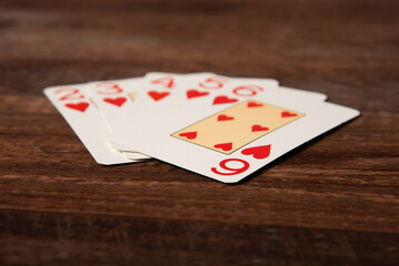 escalera con cartas de poker, sobre una mesa de madera