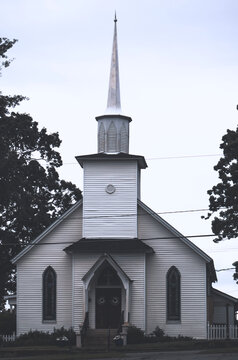 Front of white Christian church in Georgia with tall steeple