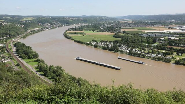 Remagen, Rheinland-Pfalz, Deutschland, 18.07.2021: Blick vom Hochplateau der Erpeler Ley auf zwei Frachtschiffe bei Remagen auf dem Rhein bei Hochwasser.