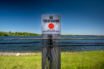 no trespassing sign