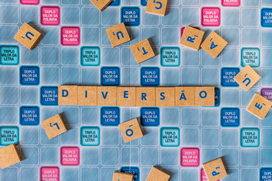 Jogo de tabuleiro "palavras cruzadas" com a palavra Diversão