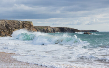 Vagues au bord de la plage en Bretagne avec eau turquoise