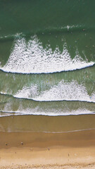 Vue du ciel d'une plage pour surfer à quiberon
