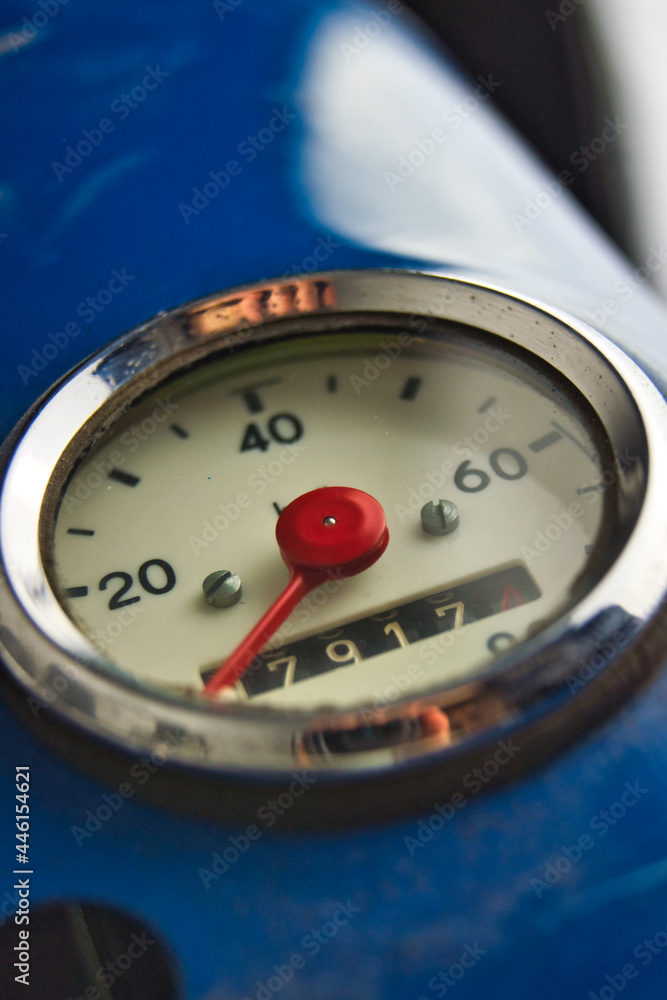 Poster Closeup shot of an old speedometer with a red needle pointing zero