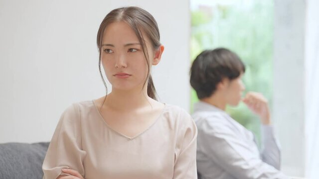 喧嘩をするカップル