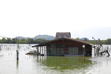 Fototapeta premium 水に浸かった廃墟となった建物