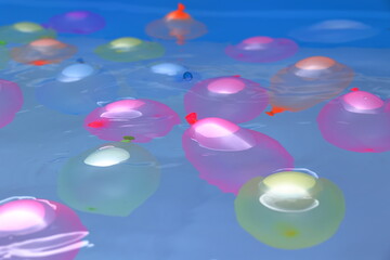 水の入った風船が沢山ある風景