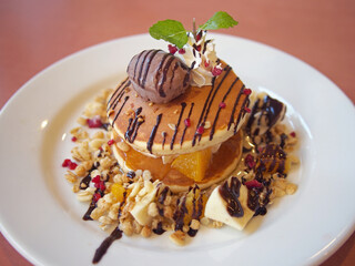 フルーツやチョコアイスが盛られたあいしそうなパンケーキ
